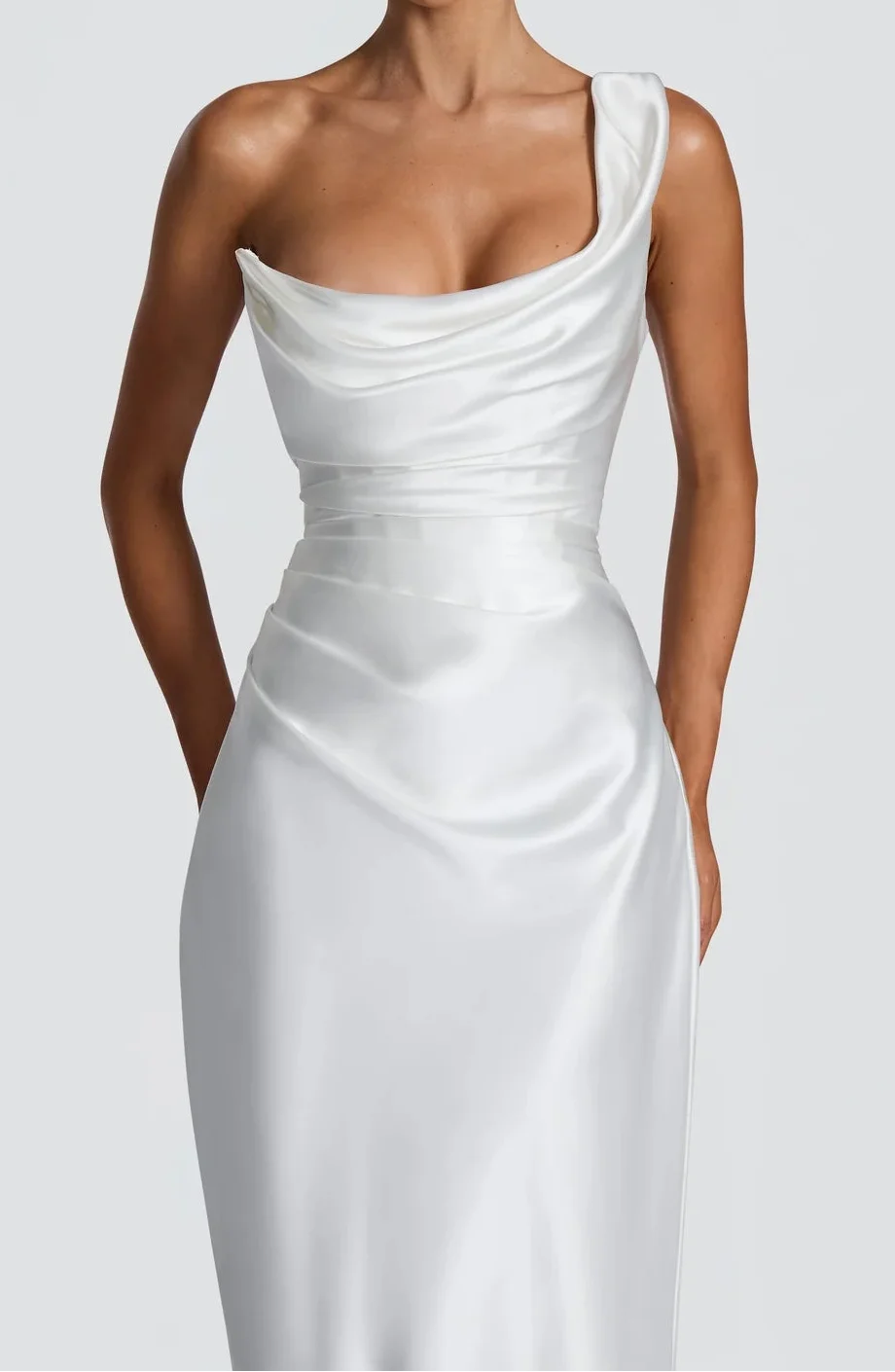 Amarante · La Robe En Satin Drapée À Une Épaule — photo 22