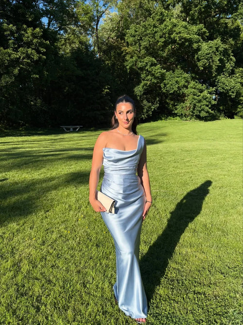 Amarante · La Robe En Satin Drapée À Une Épaule — photo d'un client 5